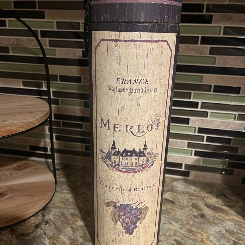 Decorative Saint-Emilion French Wine Box 🍷 - Picture 4 of 5